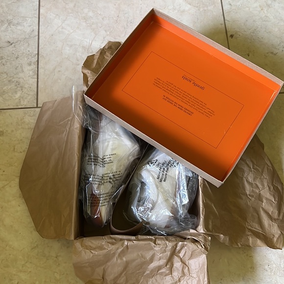 🎁Gentle Souls NYLE genuine leather sneakers by Kenneth Cole. + free gift 🎁 - Picture 9 of 9